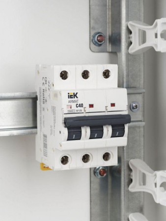 Выключатель автоматический модульный 3п C 40А M10N ARMAT IEK AR-M10N-3-C040 Выключатель автоматический модульный 3п C 40А M10N ARMAT IEK AR-M10N-3-C040