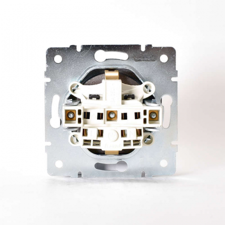 Розетка 1-м СП Karina с заземл. защ. шторки термопласт механизм черн. бархат LEZARD 707-4288-124B Розетка 1-м СП Karina с заземл. защ. шторки термопласт механизм черн. бархат LEZARD 707-4288-124B