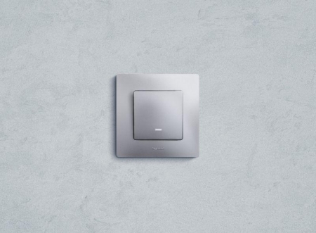 Выключатель 1-кл. СП Etika 10А IP20 250В 10AX с подсветкой/индикацией безвинтов. зажимы механизм алюм. IEK 672403