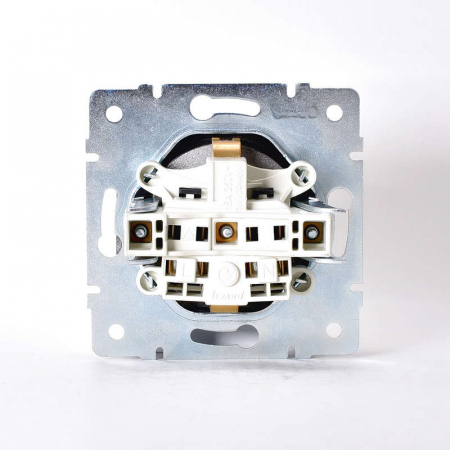 Розетка 1-м СП Karina с заземл. с крышкой термопласт механизм черн. бархат LEZARD 707-4288-123B Розетка 1-м СП Karina с заземл. с крышкой термопласт механизм черн. бархат LEZARD 707-4288-123B