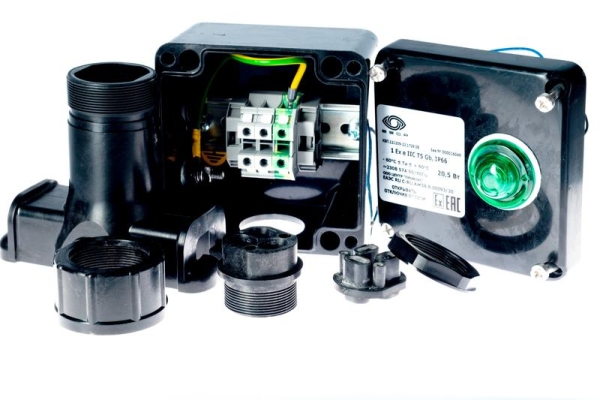 Коробка клеммная взрывозащ. с индикацией питания КВП на пластик. опоре для подключ. или концев. заделки нагреват. секции 1 отверст. под М25 клеммн. колодка 3мод. 10кв.мм Extherm sborka 1P/1L