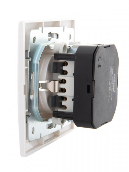 Розетка 1-м СП Mira 16А с заземл. + USB разъем с сер. вставкой бел. LEZARD 701-0215-181 Розетка 1-м СП Mira 16А с заземл. + USB разъем с сер. вставкой бел. LEZARD 701-0215-181