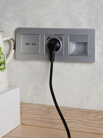 Розетка BRITE РЮш10-1-БрА 16А с USB A+A 2.1А с заземл. защ. шторки механизм алюм. IEK BR-R14-16-U21-D21-K47