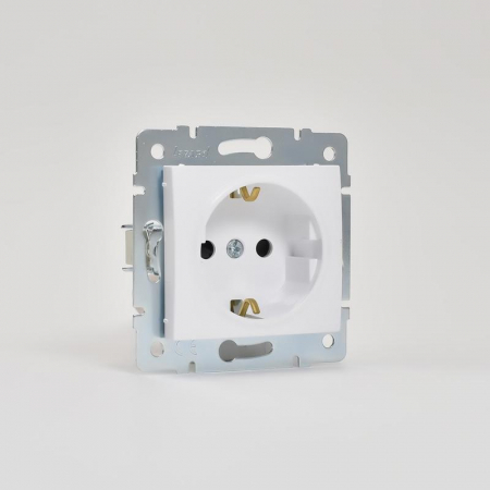 Розетка 1-м СП Karina с заземл. защ. шторки термопласт механизм бел. LEZARD 707-0288-124B Розетка 1-м СП Karina с заземл. защ. шторки термопласт механизм бел. LEZARD 707-0288-124B