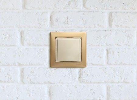 Розетка 1-м СП Valena 16А IP21 2P+E с заземл. защ. шторки с крышкой винты механизм сл. кость IEK 774322 Розетка 1-м СП Valena 16А IP21 2P+E с заземл. защ. шторки с крышкой винты механизм сл. кость IEK 774322