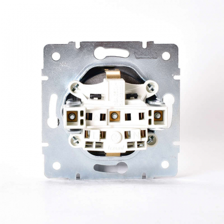 Розетка 1-м СП Karina с заземл. термопласт механизм черн. бархат LEZARD 707-4288-122B Розетка 1-м СП Karina с заземл. термопласт механизм черн. бархат LEZARD 707-4288-122B