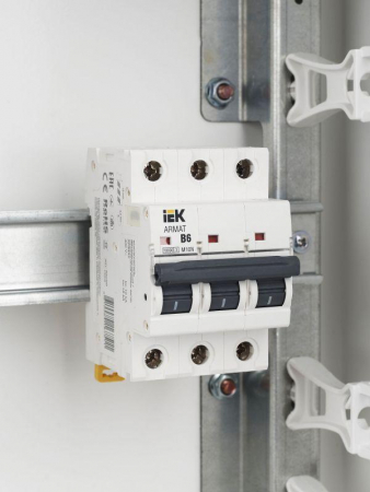 Выключатель автоматический модульный 3п B 6А M10N ARMAT IEK AR-M10N-3-B006 Выключатель автоматический модульный 3п B 6А M10N ARMAT IEK AR-M10N-3-B006