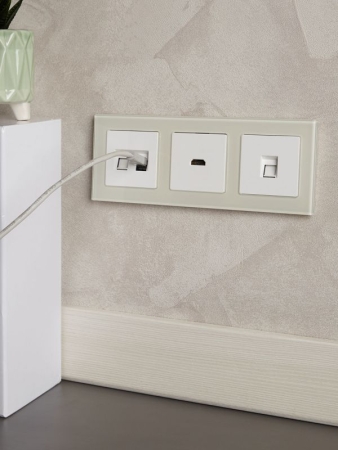 Розетка СП BRITE HDMI РHDMI-0-БрБ механизм бел. IEK BR-H10-K01