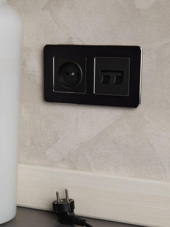 Рамка 2-м BRITE РУ-2-1-Бр метал. черн. RE IEK BR-M22-M-01-K02 Рамка 2-м BRITE РУ-2-1-Бр метал. черн. RE IEK BR-M22-M-01-K02