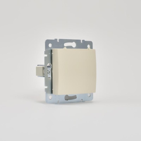 Розетка 1-м СП Karina с заземл. с крышкой термопласт механизм крем. LEZARD 707-0388-123B Розетка 1-м СП Karina с заземл. с крышкой термопласт механизм крем. LEZARD 707-0388-123B