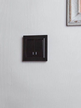 Выключатель 2-кл. СП BRITE ВС10-2-1-БрЧ 10А с индик. механизм черн. IEK BR-V20-1-10-K02