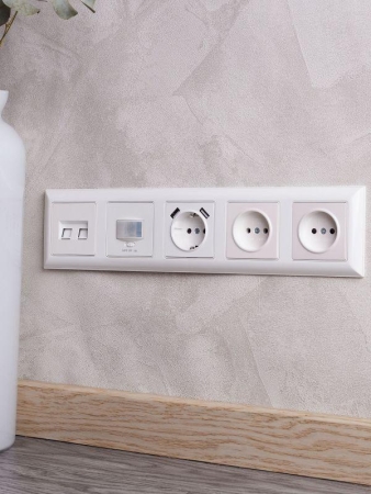 Рамка 5-м BRITE РУ-5-Бр бел./бел. IEK BR-M52-12-K01 Рамка 5-м BRITE РУ-5-Бр бел./бел. IEK BR-M52-12-K01