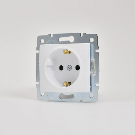 Розетка 1-м СП Karina с заземл. защ. шторки термопласт механизм бел. LEZARD 707-0288-124B Розетка 1-м СП Karina с заземл. защ. шторки термопласт механизм бел. LEZARD 707-0288-124B