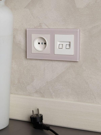 Рамка 2-м BRITE РУ-2-2-Бр стекло розовый матов. IEK BR-M22-G-31-K14 Рамка 2-м BRITE РУ-2-2-Бр стекло розовый матов. IEK BR-M22-G-31-K14