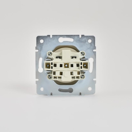 Розетка 1-м СП Karina 16А IP20 без заземл. термопласт механизм крем. LEZARD 707-0388-121B Розетка 1-м СП Karina 16А IP20 без заземл. термопласт механизм крем. LEZARD 707-0388-121B