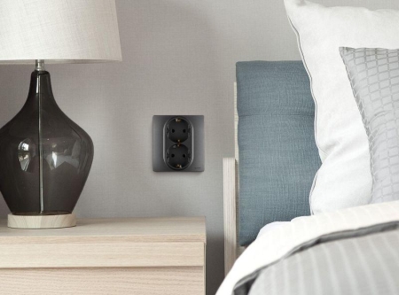 Розетка Inspiria 16А 250В 2х2p+E защ. шторки безвинт. зажимы антрацит IEK 673758 Розетка Inspiria 16А 250В 2х2p+E защ. шторки безвинт. зажимы антрацит IEK 673758