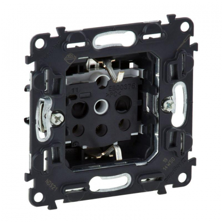 Розетка 1-м СП Valena In'matic 16А IP20 250В 2P+E защ. шторки винт. клеммы механизм Leg 753029 Розетка 1-м СП Valena In'matic 16А IP20 250В 2P+E защ. шторки винт. клеммы механизм Leg 753029