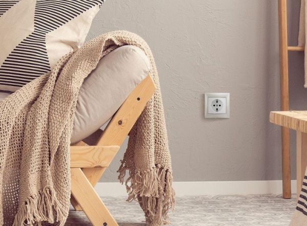 Розетка 1-м СП Valena 16А IP21 с заземл. на винтах механизм бел. IEK 774420 Розетка 1-м СП Valena 16А IP21 с заземл. на винтах механизм бел. IEK 774420