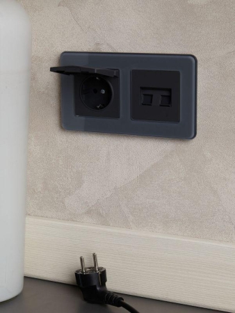 Розетка BRITE РСбш10-3-БрГ 16А IP20 с заземл. защ. шторки с крышкой механизм графит IEK BR-R16-16-K53 Розетка BRITE РСбш10-3-БрГ 16А IP20 с заземл. защ. шторки с крышкой механизм графит IEK BR-R16-16-K53