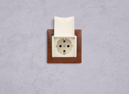 Розетка 1-м СП Valena 16А IP21 2P+E с заземл. защ. шторки с крышкой винты механизм сл. кость IEK 774322 Розетка 1-м СП Valena 16А IP21 2P+E с заземл. защ. шторки с крышкой винты механизм сл. кость IEK 774322