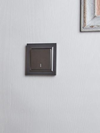 Выключатель проходной 1-кл. СП BRITE ВС10-1-7-БрС 10А с индик. механизм сталь IEK BR-V12-1-10-K46