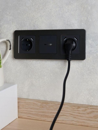 Розетка BRITE РЮш10-1-БрГ 16А с USB A+A 2.1А с заземл. защ. шторки механизм графит IEK BR-R14-16-U21-D21-K53 Розетка BRITE РЮш10-1-БрГ 16А с USB A+A 2.1А с заземл. защ. шторки механизм графит IEK BR-R14-16-U21-D21-K53