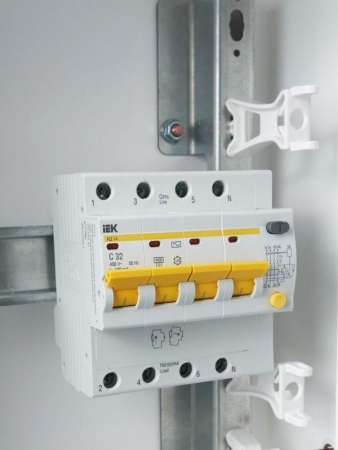 Выключатель автоматический дифференциального тока 4п C 32А 100мА тип AC 4.5кА АД-14 KARAT IEK MAD10-4-032-C-100