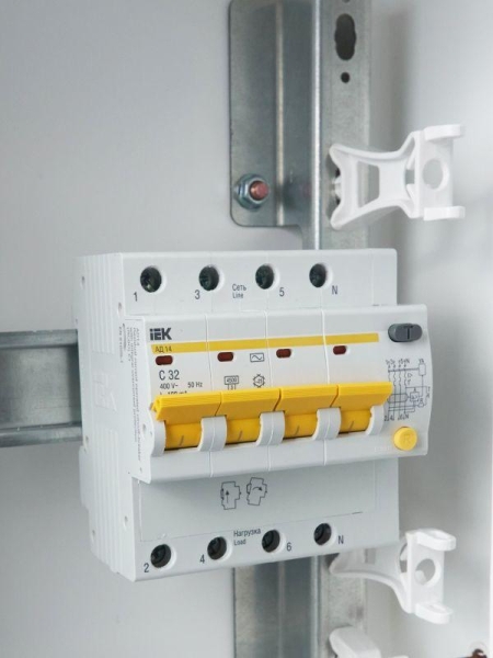 Выключатель автоматический дифференциального тока 4п C 32А 100мА тип AC 4.5кА АД-14 KARAT IEK MAD10-4-032-C-100