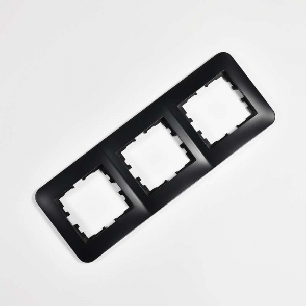 Рамка 3-м Karina Life горизонт. черн. бархат LEZARD 708-4200-148 Рамка 3-м Karina Life горизонт. черн. бархат LEZARD 708-4200-148