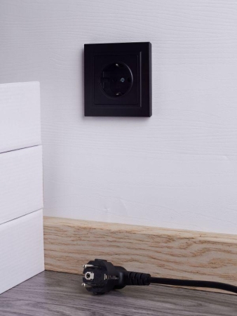 Розетка СП BRITE РСР14-1-0-БрЧ 16А в сборе с заземл. защ. шторки черн. IEK BR-R14-16-K02-F