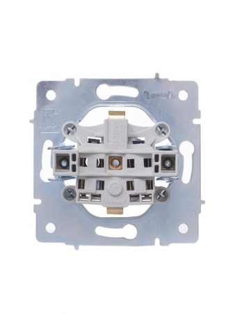 Розетка 1-м СП Vesna с заземл. с крышкой ПБТ механизм бел. LEZARD 742-0288-123B Розетка 1-м СП Vesna с заземл. с крышкой ПБТ механизм бел. LEZARD 742-0288-123B