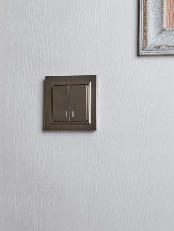 Выключатель 2-кл. СП BRITE ВС10-2-1-БрШ 10А с индик. механизм шампань IEK BR-V20-1-10-K37