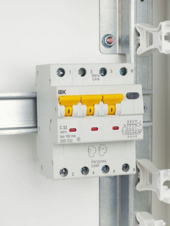 Выключатель автоматический дифференциального тока 4п (3P+N) C 32А 100мА тип A 6кА АВДТ-34 KARAT IEK MAD22-6-032-C-100 Выключатель автоматический дифференциального тока 4п (3P+N) C 32А 100мА тип A 6кА АВДТ-34 KARAT IEK MAD22-6-032-C-100