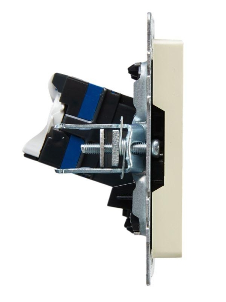 Розетка компьютерная СП RJ45 кат.6 BRITE РК11-БрКр механизм беж. IEK BR-K10-2-K10 Розетка компьютерная СП RJ45 кат.6 BRITE РК11-БрКр механизм беж. IEK BR-K10-2-K10