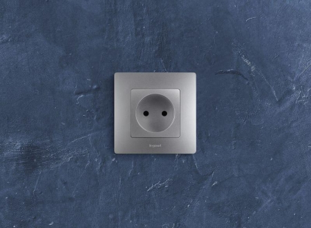 Розетка 1-м СП Etika 16А IP31 250В 2P без заземл. защ. шторки немецк. стандарт винтов. клеммы механизм алюм. IEK 672434 Розетка 1-м СП Etika 16А IP31 250В 2P без заземл. защ. шторки немецк. стандарт винтов. клеммы механизм алюм. IEK 672434