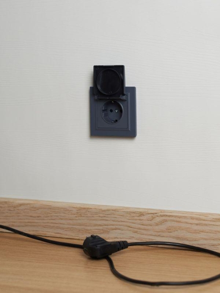 Розетка BRITE РСбш10-3-БрМ 16А IP20 с заземл. защ. шторки с крышкой механизм маренго IEK BR-R16-16-K35 Розетка BRITE РСбш10-3-БрМ 16А IP20 с заземл. защ. шторки с крышкой механизм маренго IEK BR-R16-16-K35