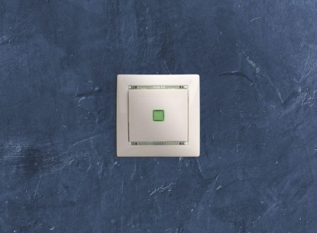 Выключатель 1-кл. СП Valena 10А IP31 250В с зел. индикацией механизм бел. IEK 774410