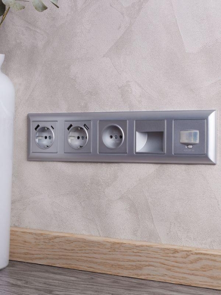 Рамка 5-м BRITE РУ-5-Бр алюм./алюм. IEK BR-M52-12-K47 Рамка 5-м BRITE РУ-5-Бр алюм./алюм. IEK BR-M52-12-K47