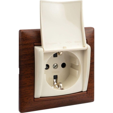 Розетка 1-м СП Valena 16А IP21 2P+E с заземл. защ. шторки с крышкой винты механизм сл. кость IEK 774322 Розетка 1-м СП Valena 16А IP21 2P+E с заземл. защ. шторки с крышкой винты механизм сл. кость IEK 774322