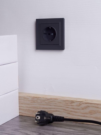 Розетка СП BRITE РСР14-1-0-БрГ 16А в сборе с заземл. защ. шторки графит IEK BR-R14-16-K53-F